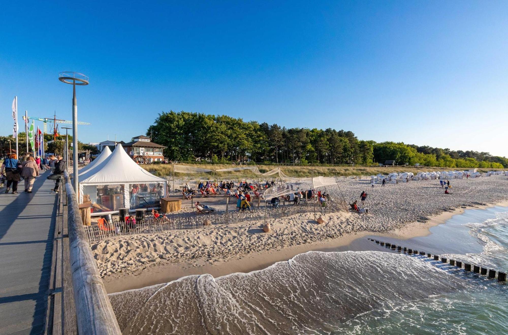 Kranichtanz An Der Seebruecke Zingst Extérieur photo