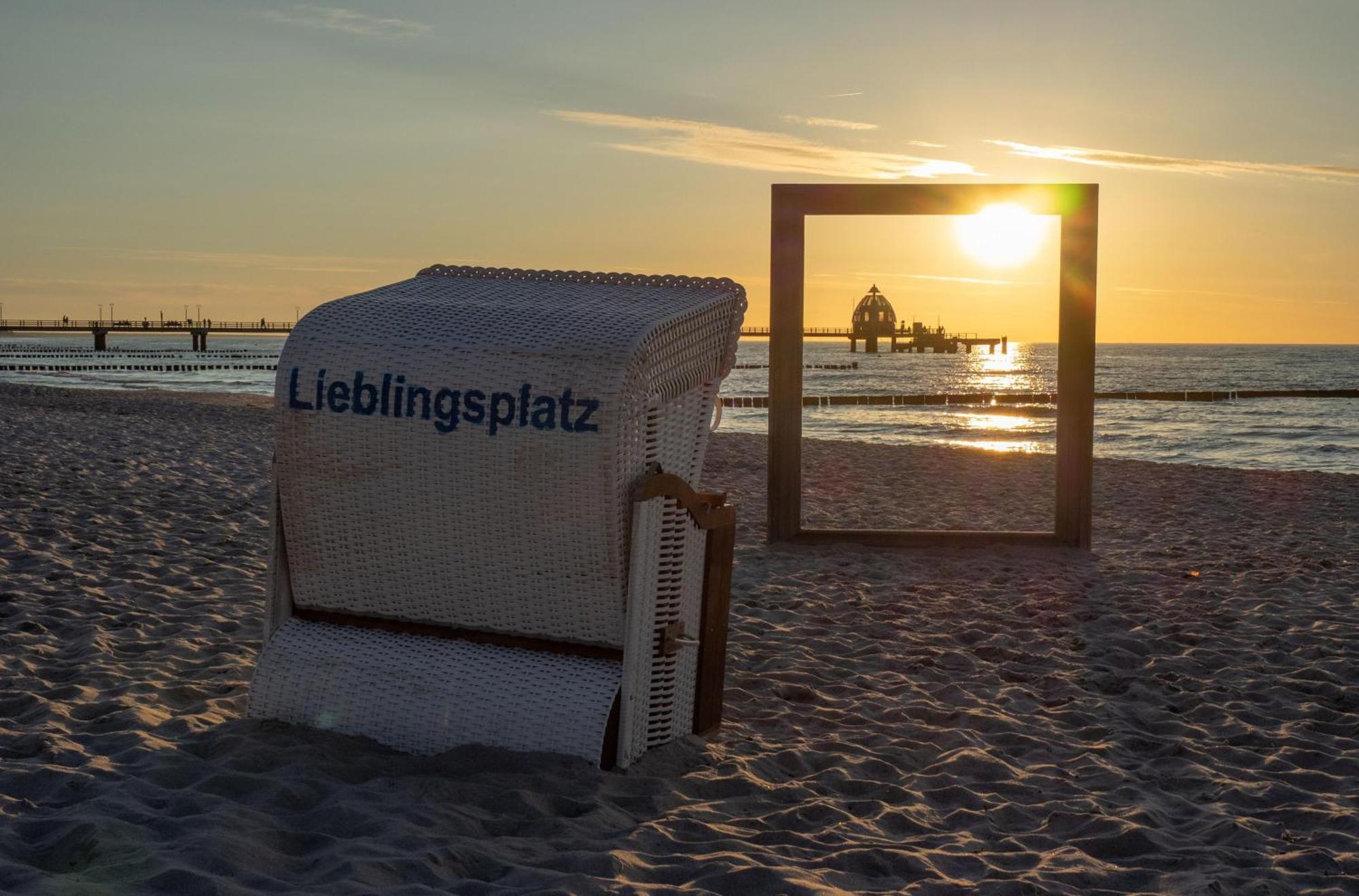Kranichtanz An Der Seebruecke Zingst Extérieur photo